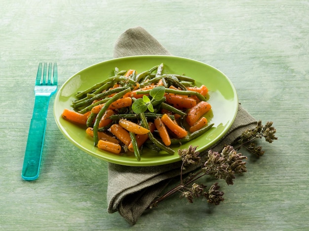 Insalata di fagiolini con carote e origano