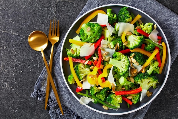 Insalata di fagiolini con peperoni e broccoli su un piatto