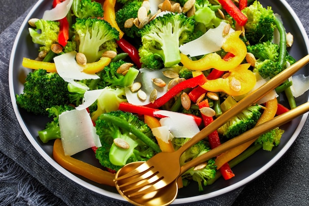 Insalata di fagiolini con peperoni e broccoli su un piatto