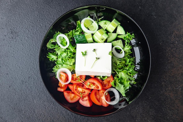 Insalata di feta cetriolo pomodoro lattuga verdure pasto sano dieta spuntino sul tavolo