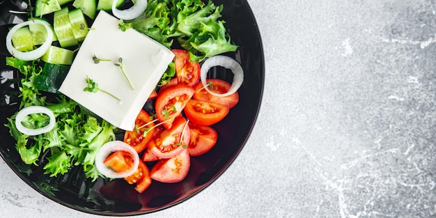 Insalata di feta cetriolo pomodoro lattuga verdure pasto sano dieta spuntino sul tavolo