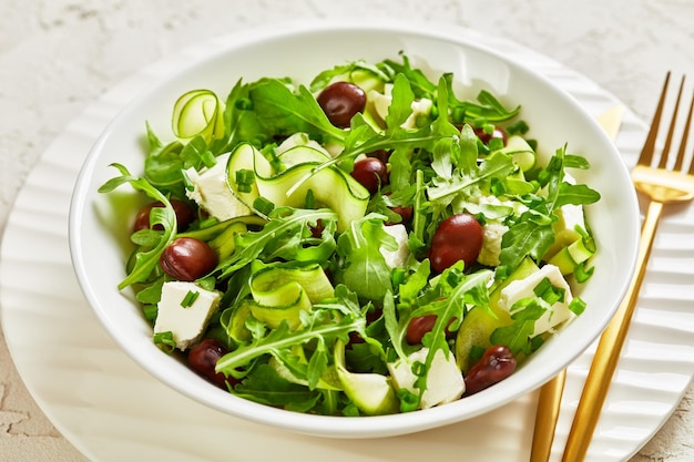 Insalata di feta di fave e rucola e cetrioli