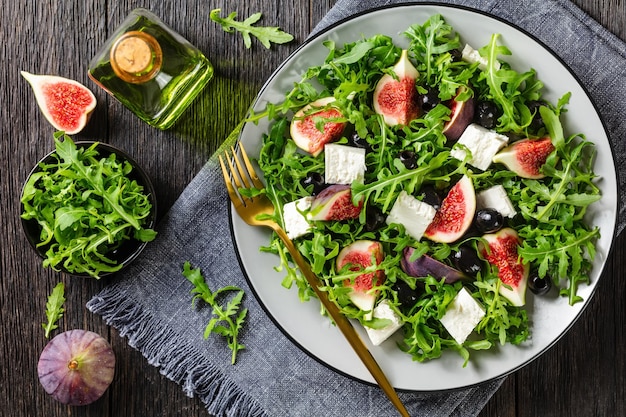 Insalata di feta di fichi rucola e olive nere