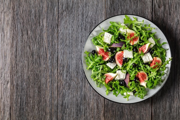 Insalata di feta di fichi rucola e olive nere