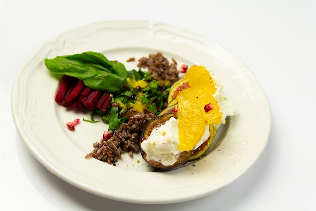 Insalata di fichi con formaggio di capra e barbabietole, su un piatto bianco