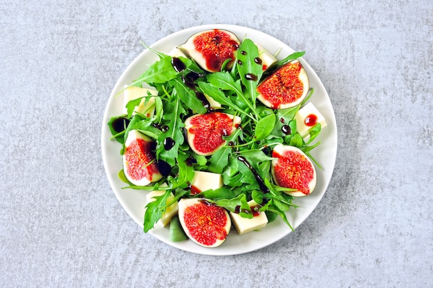 Insalata di fichi con rucola e formaggio bianco. Sana insalata con fichi e formaggio. Idea per il pranzo di Keto. Dieta Keto. Insalata vegana di fichi rucola di tofu.