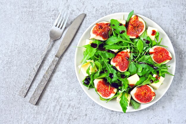 Insalata di fichi con rucola e formaggio bianco. Sana insalata con fichi e formaggio. Idea per il pranzo di Keto. Dieta Keto. Insalata vegana di fichi rucola di tofu.