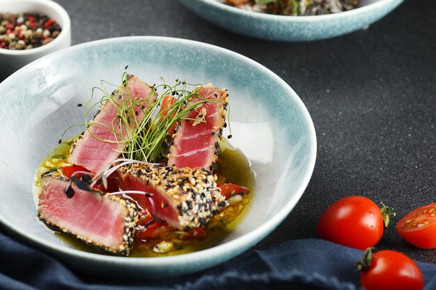 Insalata di filetto di tonno alla griglia. Insalata tradizionale giapponese con pezzi di tonno grigliato di media cottura