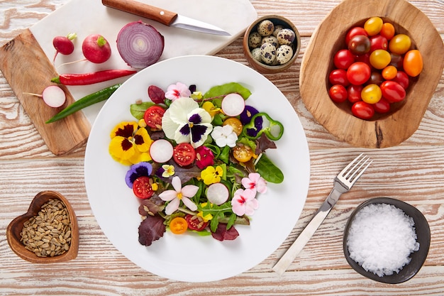 Insalata di fiori commestibili in un piatto