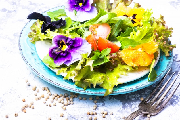 Insalata di fiori di primavera