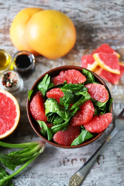 Insalata di fitness sano con spinaci e pompelmo. Insalata vegana fresca con pompelmo. Messa a fuoco selettiva.