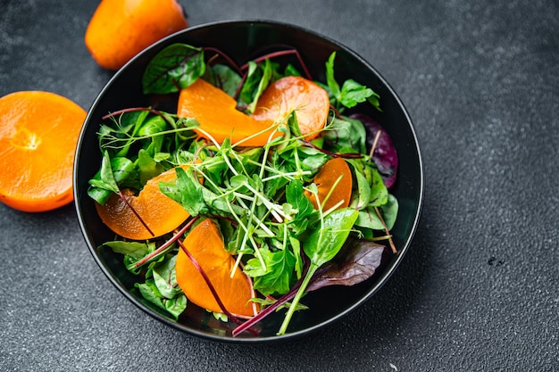 Insalata di foglie di lattuga cachi mix verde pasto sano spuntino sul tavolo copia spazio cibo