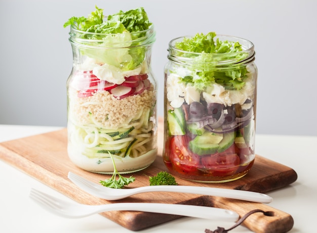 Insalata di formaggi vegetali sani in barattoli di vetro