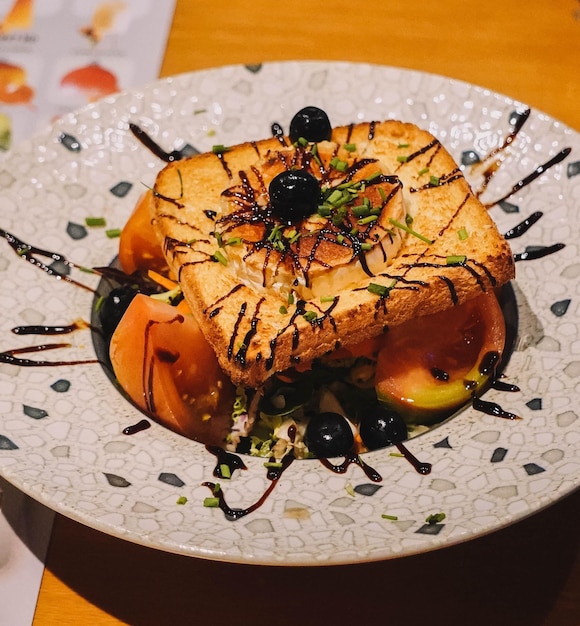 Insalata di formaggio di capra con una fetta di pane tostato