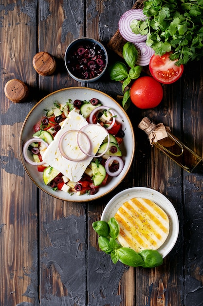 Insalata di formaggio feta in ciotola di ceramica