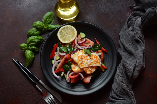 Insalata di formaggio Halloumi alla griglia con pomodori cetrioli peperoncino cipolla rossa