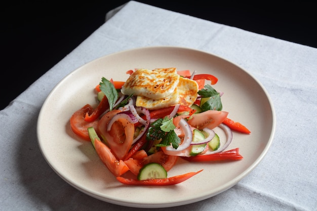 Insalata di formaggio Halloumi alla griglia con pomodori cetrioli peperoncino cipolla rossa