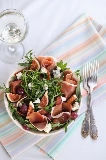 Insalata di formaggio rucola con prosciutto