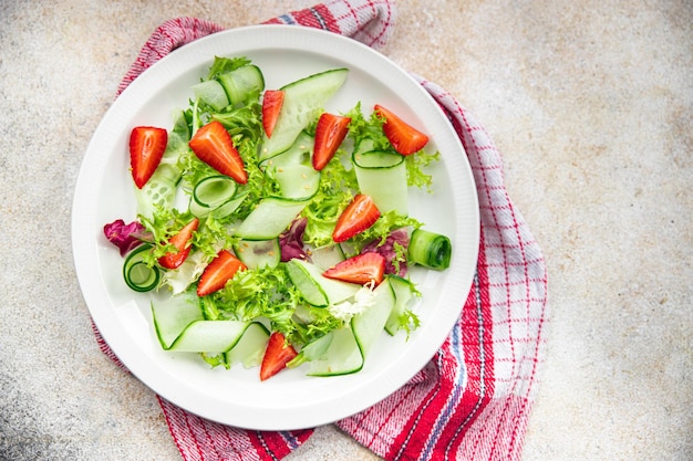 insalata di fragole cetriolo lattuga pasto sano cibo spuntino sul tavolo copia spazio cibo sfondo