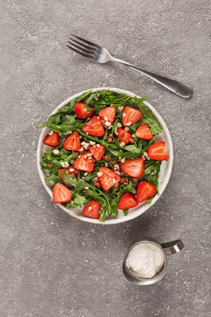 Insalata di fragole con rucola e noci. Cibo salutare.