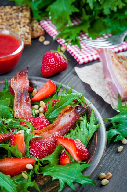 Insalata di fragole con rucola, noci e miele