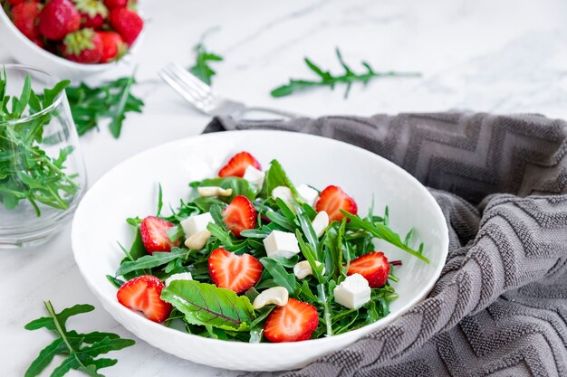 Insalata di fragole con rucola spinaci feta e anacardi Cibo vegetariano e dieta crudista