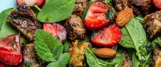 Insalata di fragole con spinaci novelli, fegatini di pollo, mandorle e menta