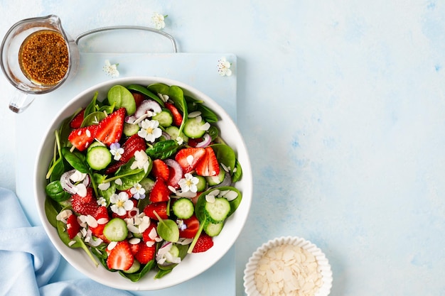 Insalata di fragole e spinaci vista dall'alto