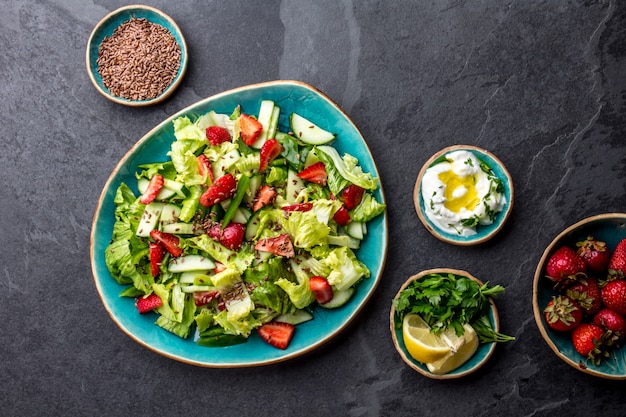 Insalata di fragole lattuga sana con semi di lino