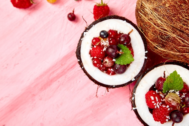 Insalata di frutta agrus, uva spina, mirtillo rosso in cocco