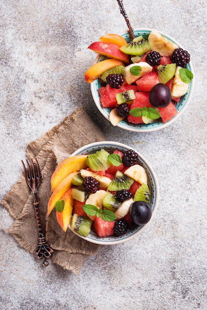 Insalata di frutta con anguria, banana e kiwi