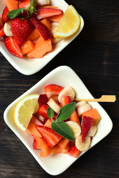 Insalata di frutta con fragole, melone giallo e banana