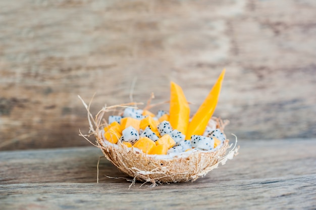 Insalata di frutta con frutta drago e papaia in mezzo cocco