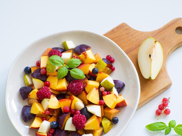 Insalata di frutta con prugna fresca pesca nettarina pera e lamponi surgelati