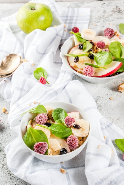 Insalata di frutta con spinaci e muesli