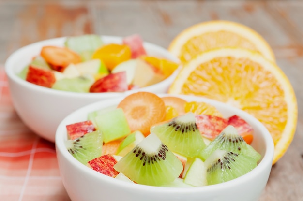 Insalata di frutta del primo piano per mangiare sano e dieta