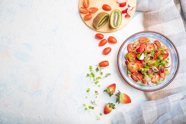 Insalata di frutta e verdura vegetariana