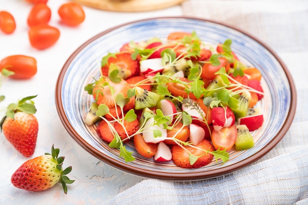 Insalata di frutta e verdura vegetariana