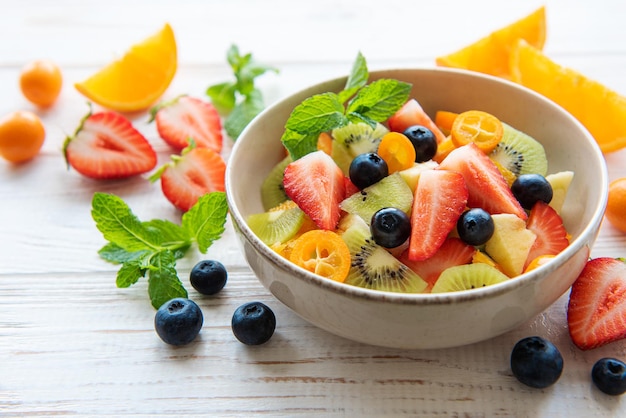 Insalata di frutta fresca sana in una ciotola