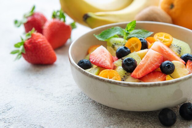 Insalata di frutta fresca sana in una ciotola