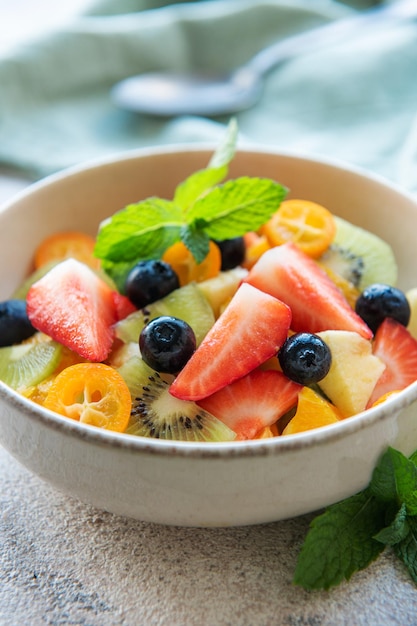 Insalata di frutta fresca sana in una ciotola