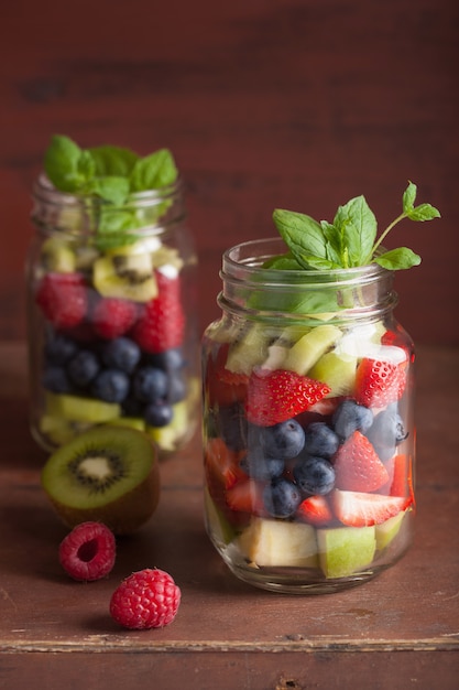 Insalata di frutta in barattolo di vetro fragola mirtillo kiwi mela menta