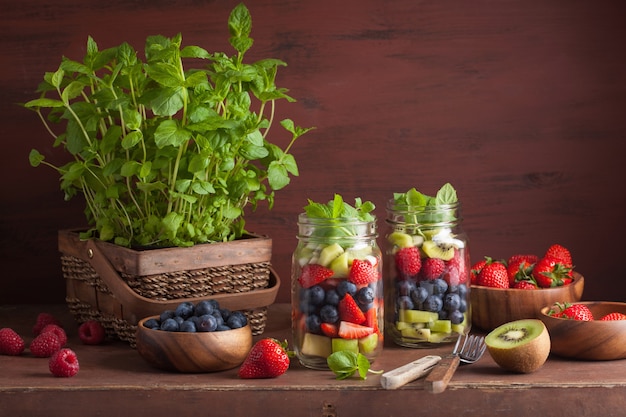 Insalata di frutta in barattolo di vetro fragola mirtillo kiwi mela menta