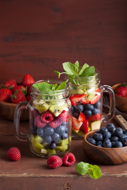 Insalata di frutta in barattolo di vetro fragola mirtillo kiwi mela menta