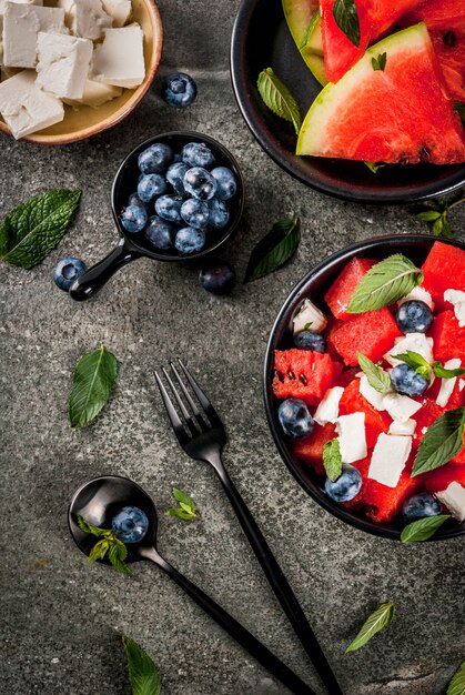 Insalata di frutta rinfrescante in ciotole