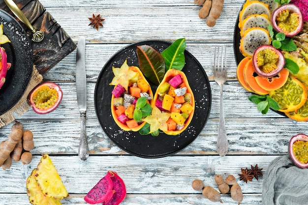 Insalata di frutta tropicale di papaia Vista dall'alto Spazio libero per il testo