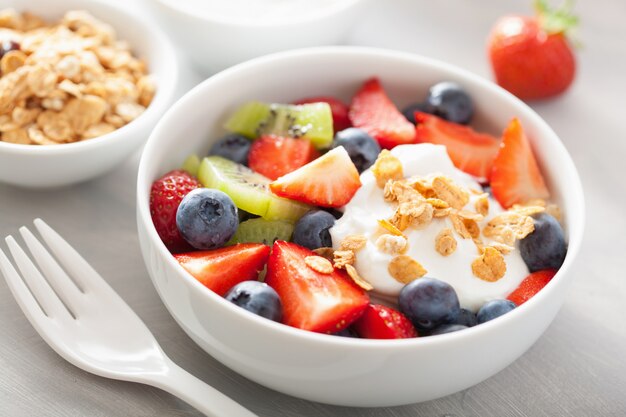 Insalata di frutti di bosco con yogurt e muesli per una sana colazione