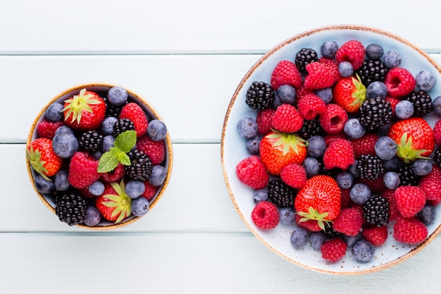 Insalata di frutti di bosco freschi in un piatto