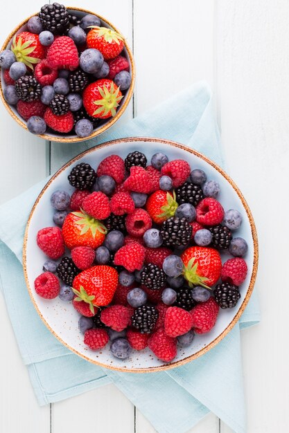 Insalata di frutti di bosco freschi su piatti blu