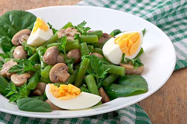 Insalata di funghi con fagiolini e uova